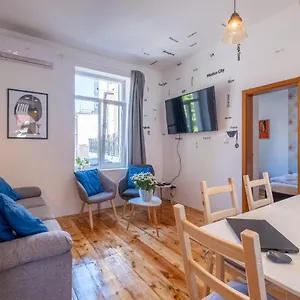 https://blue-housetop-center-3bdr-family-friends.sofiahotelsbg.com